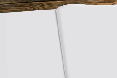 Ahşap arka plan üzerinde dergi Mockup