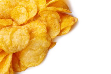 Beyaz arka plan üzerinde izole sarı gevrek patates cipsi yığını 
