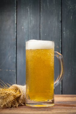 bardak taze bira rustik arka plan üzerinde