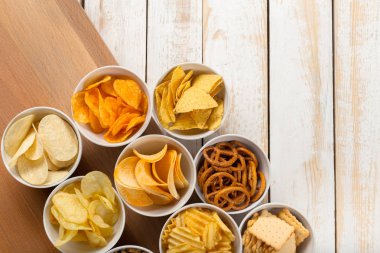 Simit kase yukarıdan ahşap masa üzerinde Kapat 