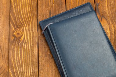 ofis ahşap masa üstünde not etmek