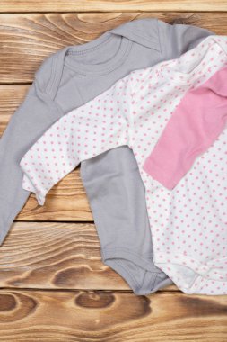 Bebek sayfalar üzerinde ahşap masa