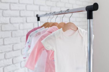 Askı asılı renkli çocuk giyimi