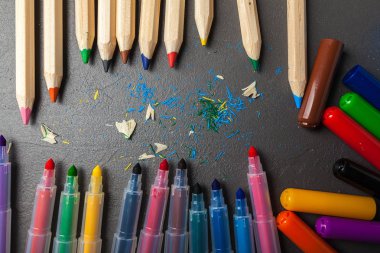 renkli kalemler gri masaya döşeme