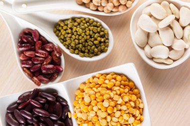 ahşap zemin üzerine karışık ham kuru fasulye