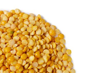 Kuru sarı beyaz arka plan üzerinde izole bezelye yığını