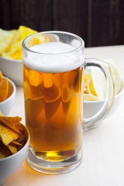 Lager bira cam ve beyaz arka plan üzerinde gevrek patates cipsi