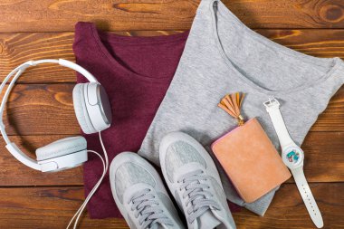 Şık kadın giysi ve aksesuarları ahşap arka plan üzerinde