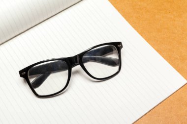 boş sayfa gözlük ile çalışma masası 