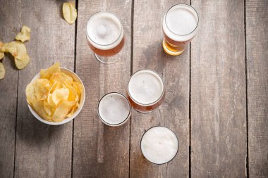 ahşap arka plan bira gözlük