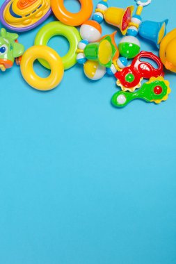 Renkli çocuk oyuncakları, üstten görünüm