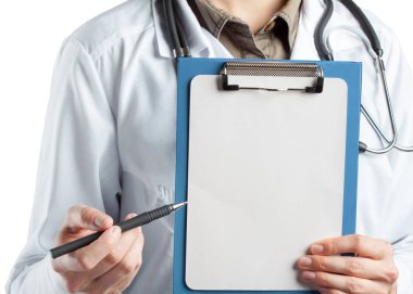 Beyaz arka plan üzerinde üniforma holding pano içinde kadın doktor