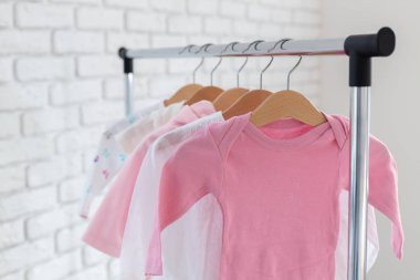 Askı asılı renkli çocuk giyimi