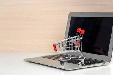 Alışveriş sepeti ahşap masa laptop