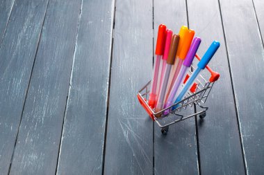 Ahşap arka plan üzerinde renkli marker kalem