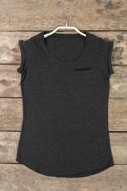 Temel pamuk t-shirt üzerinde ahşap arka plan