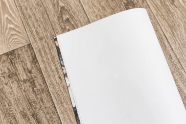 Ahşap arka plan üzerinde dergi Mockup