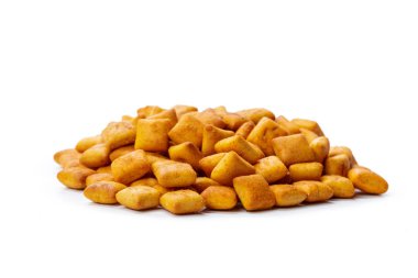 Beyaz arkaplanda izole edilmiş kraker kurabiyeleri