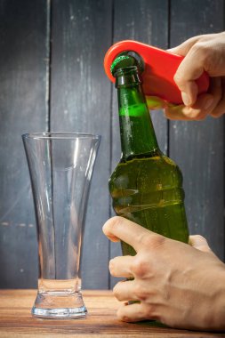 Bardak bira ve bira şişesi ahşap arka plan üzerinde