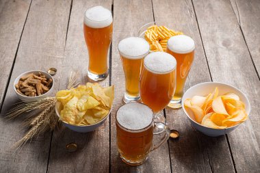 ahşap arka plan bira gözlük