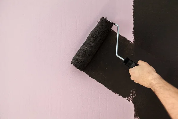 painting a wall in black color