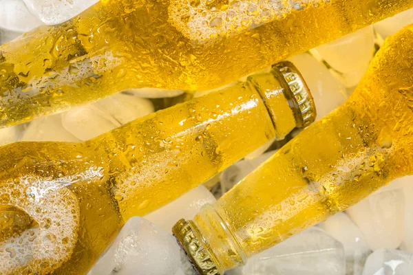 Garrafas Cerveja Fria Fresca Com Gelo — Fotografia de Stock