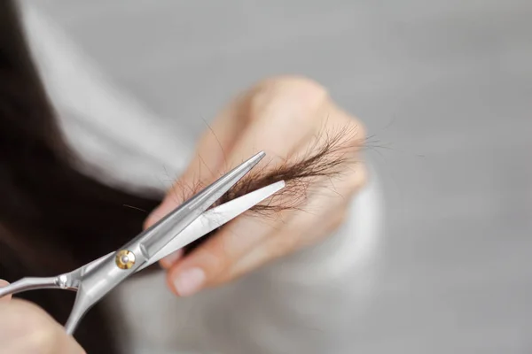 Fechar Vista Mulher Fazendo Corte Cabelo Salão — Fotografia de Stock