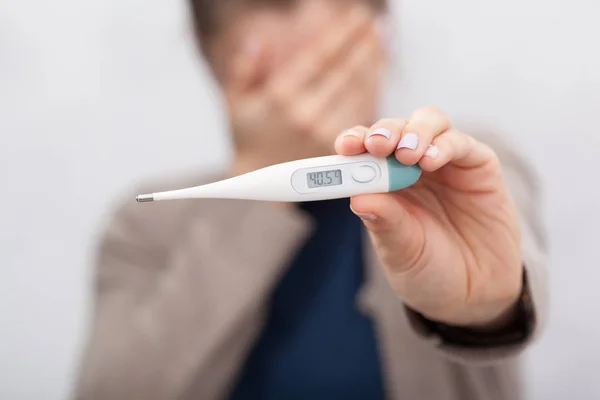 Mujeres Enfermas Con Termómetro — Foto de Stock