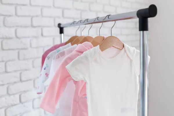 Kleurrijke Kinderkleding Opknoping Hangers — Stockfoto