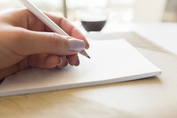 Mujer Escribiendo Bloc Notas — Foto de Stock