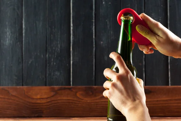 Κλείστε Την Προβολή Της Γυναίκας Άνοιγμα Γυάλινο Μπουκάλι Μπύρας Άνοιγμα — Φωτογραφία Αρχείου