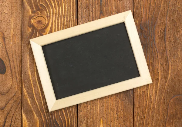 木桌上有复制空间的老式黑板 — 图库照片