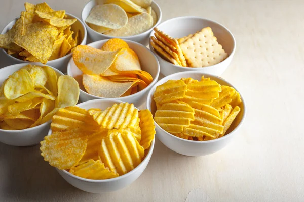 Patatas Fritas Crujientes Amarillas Cuencos Mesa —  Fotos de Stock