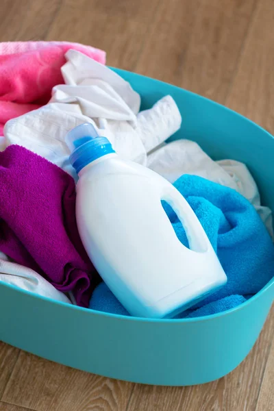 Pile Vêtements Colorés Dans Panier Avec Bouteille Nettoyant — Photo