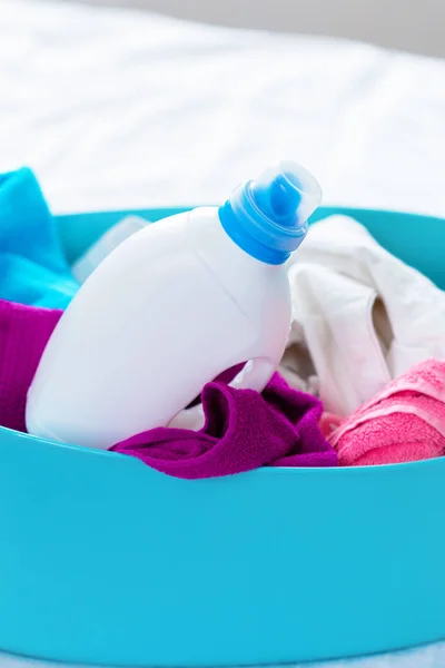 Pile Vêtements Colorés Dans Panier Avec Bouteille Nettoyant — Photo