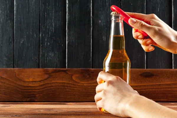 Vista Ravvicinata Della Donna Aprire Bottiglia Vetro Birra Con Apribottiglie — Foto Stock