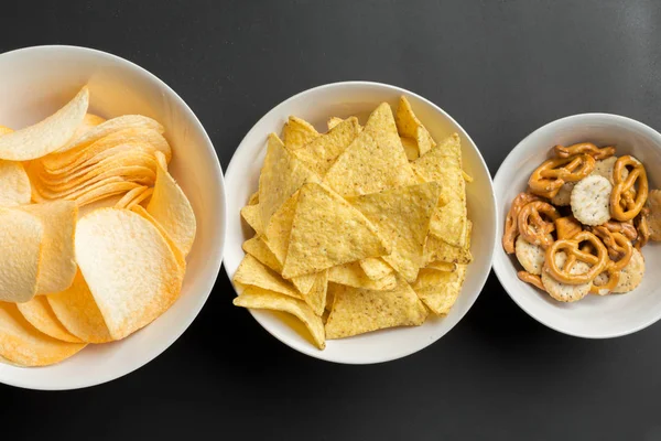 Petiscos Salgados Pretzels Batatas Fritas Bolachas — Fotografia de Stock