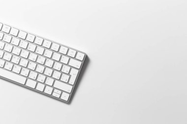 Ofis masaları ile klavye Isolated beyaz arka plan üzerinde