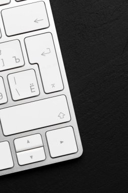 Ofis masaları ile klavye siyah arka plan üzerine