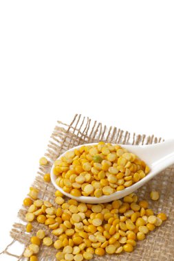 Kuru sarı beyaz arka plan üzerinde izole bezelye yığını