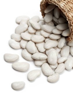 Beyaz arka plan üzerinde izole çiğ beyaz fasulye yığını