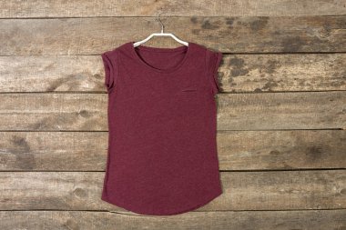 Temel pamuk t-shirt üzerinde ahşap arka plan