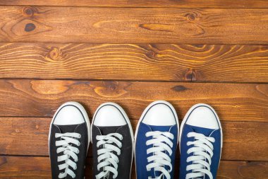 Ahşap zemin üzerinde spor ayakkabı üstten görünüm