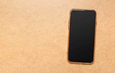 Ahşap arkaplanda boş ekran akıllı telefonu