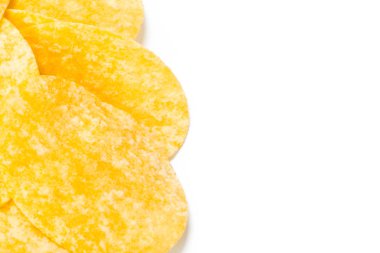 Beyaz arka plan üzerinde izole sarı gevrek patates cipsi yığını 