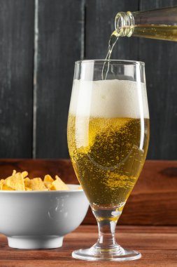 bardak taze bira rustik arka plan üzerinde