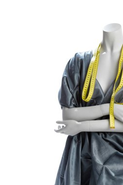 Mezura beyaz arka plan üzerinde beyaz kadın manken