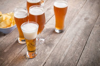 ahşap arka plan bira gözlük