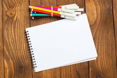 Boş kağıt ve kalem ahşap tablo