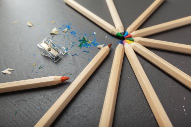 renkli kalemler gri masaya döşeme